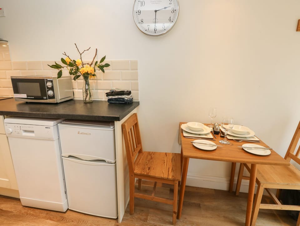 Cottage | Private kitchen | Microwave, stovetop, dishwasher, cookware/dishes/utensils