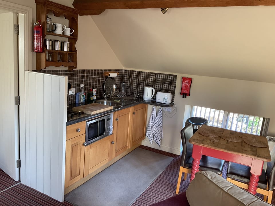 Cottage | Private kitchen | Dishwasher, cookware/dishes/utensils