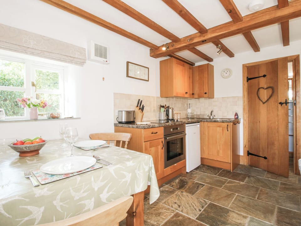 Cottage | Private kitchen | Stovetop, cookware/dishes/utensils