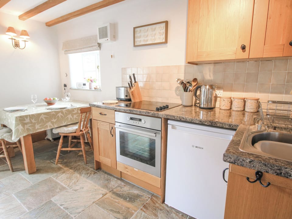 Cottage | Private kitchen | Stovetop, cookware/dishes/utensils
