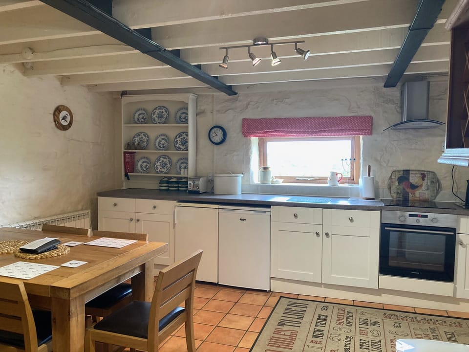 Cottage | Private kitchen | Dishwasher, highchair, cookware/dishes/utensils