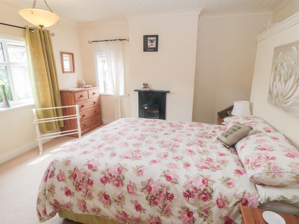 Cottage | 2 bedrooms, individually decorated, individually furnished, free WiFi