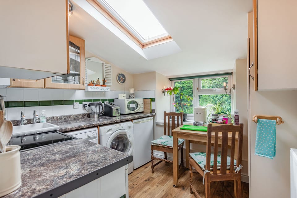 Cottage | Private kitchen | Stovetop, dishwasher, cookware/dishes/utensils