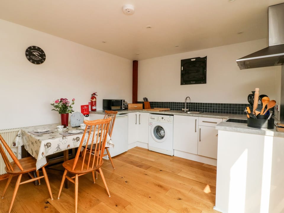 Cottage | Private kitchen | Fridge, highchair, cookware/dishes/utensils