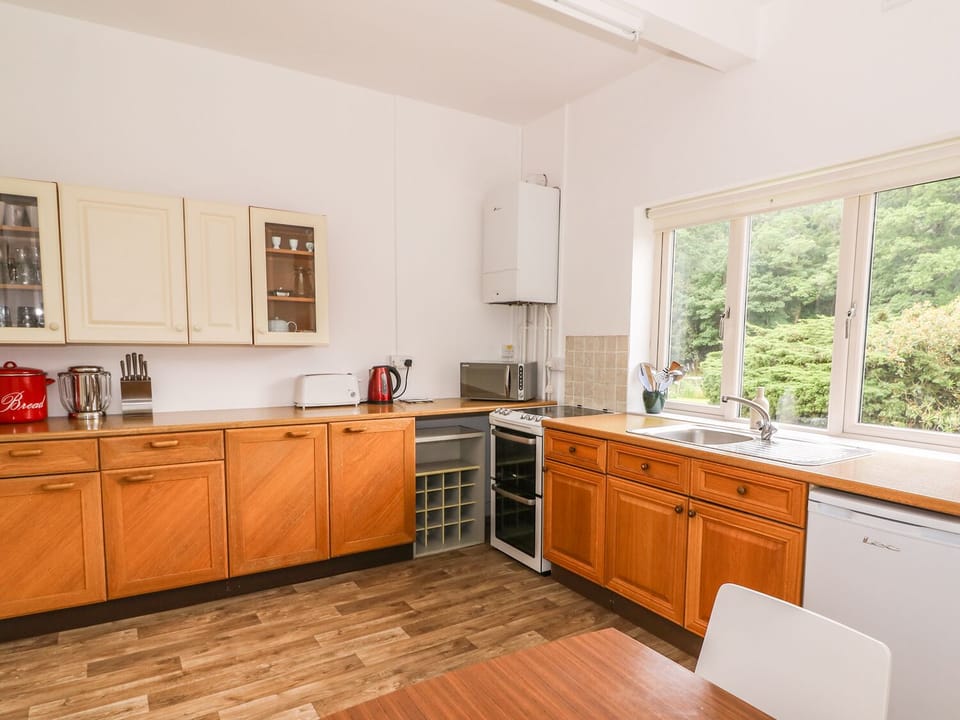 Cottage | Private kitchen | Stovetop, highchair, cookware/dishes/utensils