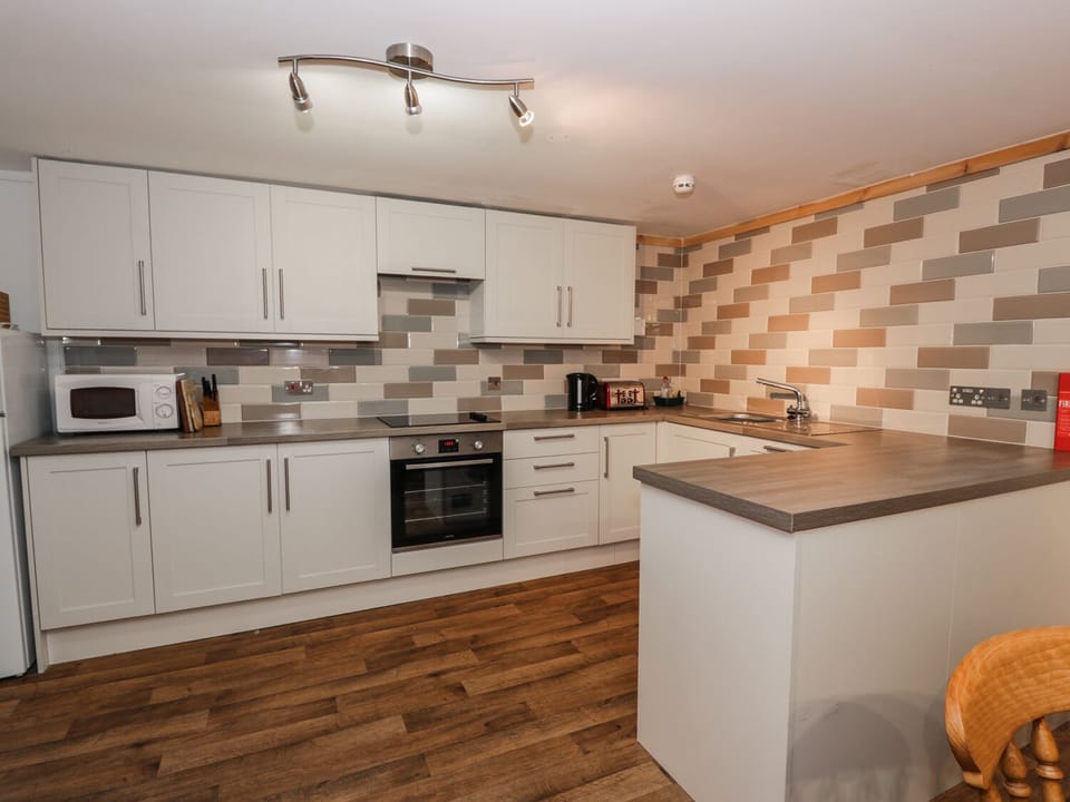 Cottage | Private kitchen | Fridge, microwave, stovetop, highchair