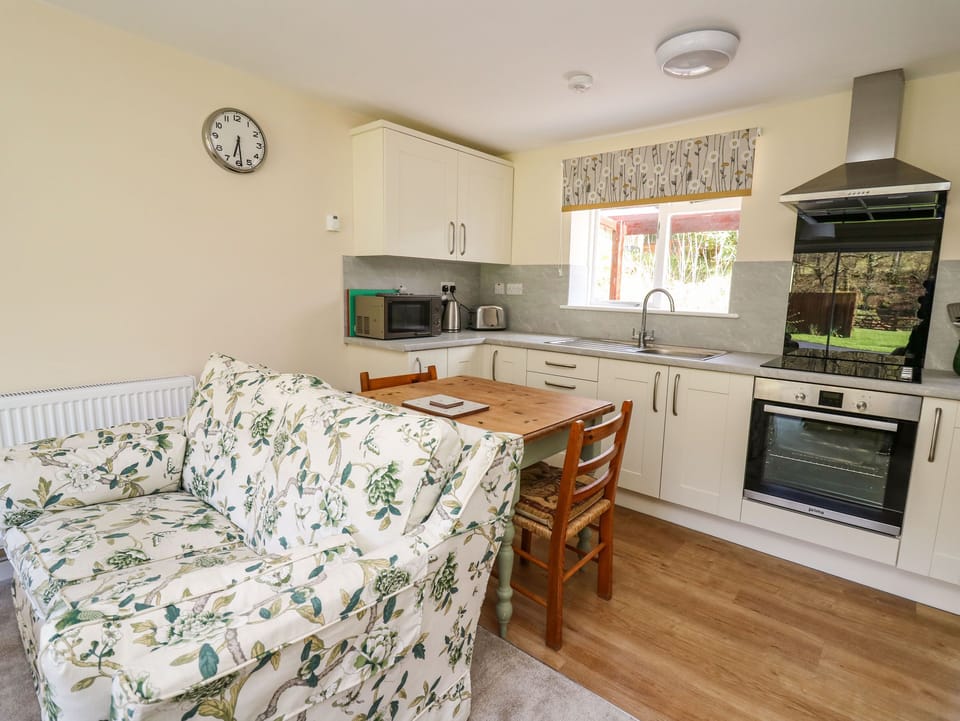 Cottage | Private kitchen | Fridge, highchair, cookware/dishes/utensils