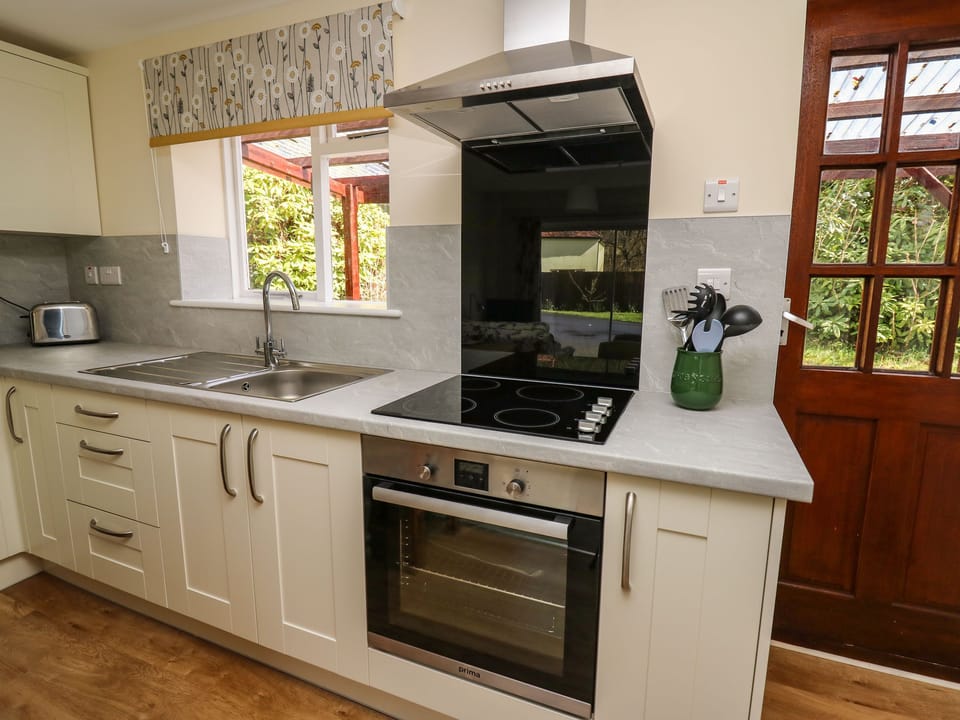 Cottage | Private kitchen | Fridge, highchair, cookware/dishes/utensils