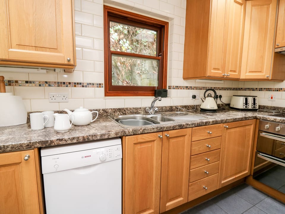 Cottage | Private kitchen | Fridge, microwave, stovetop, dishwasher