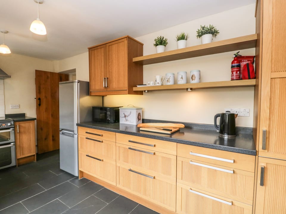 Cottage | Private kitchen | Fridge, microwave, stovetop, cookware/dishes/utensils