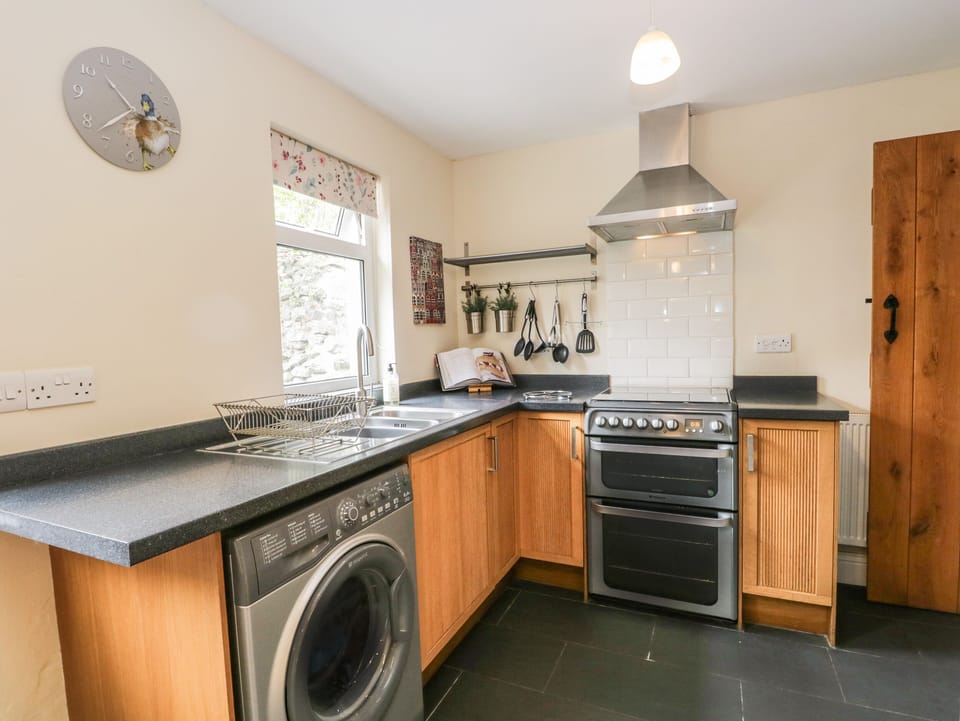 Cottage | Private kitchen | Fridge, microwave, stovetop, cookware/dishes/utensils