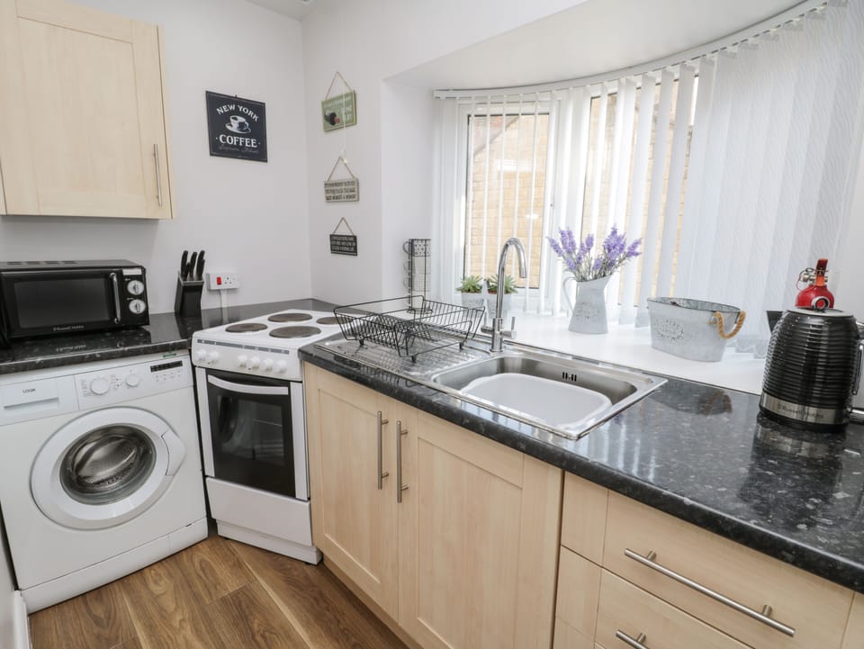 Cottage | Private kitchen | Stovetop, highchair, cookware/dishes/utensils