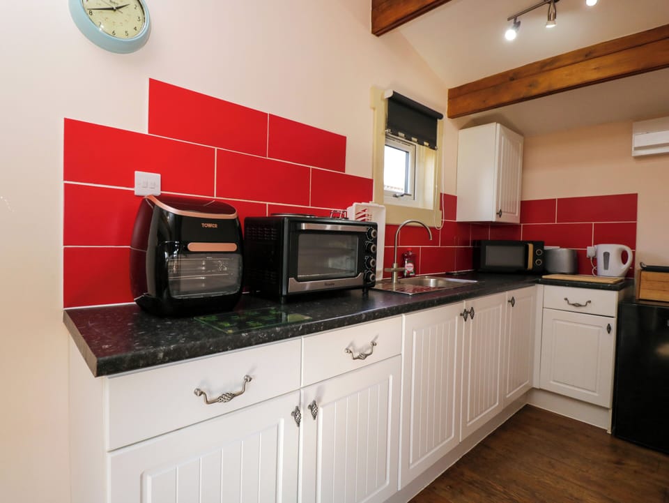 Cottage | Private kitchen | Fridge, microwave, stovetop, toaster
