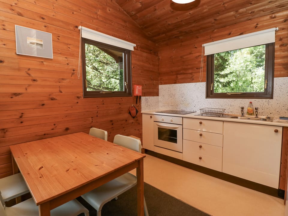 Cottage | Private kitchen | Stovetop, cookware/dishes/utensils