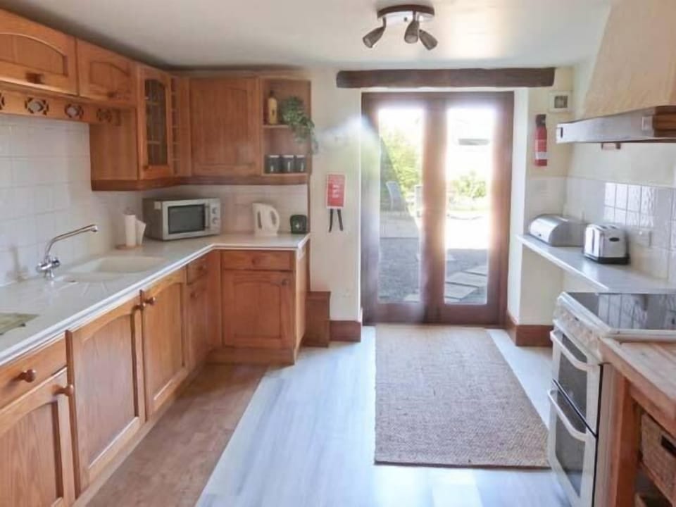 Cottage | Private kitchen | Dishwasher, toaster, cookware/dishes/utensils
