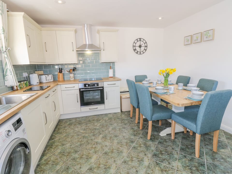 Cottage | Private kitchen | Fridge, microwave, stovetop, dishwasher