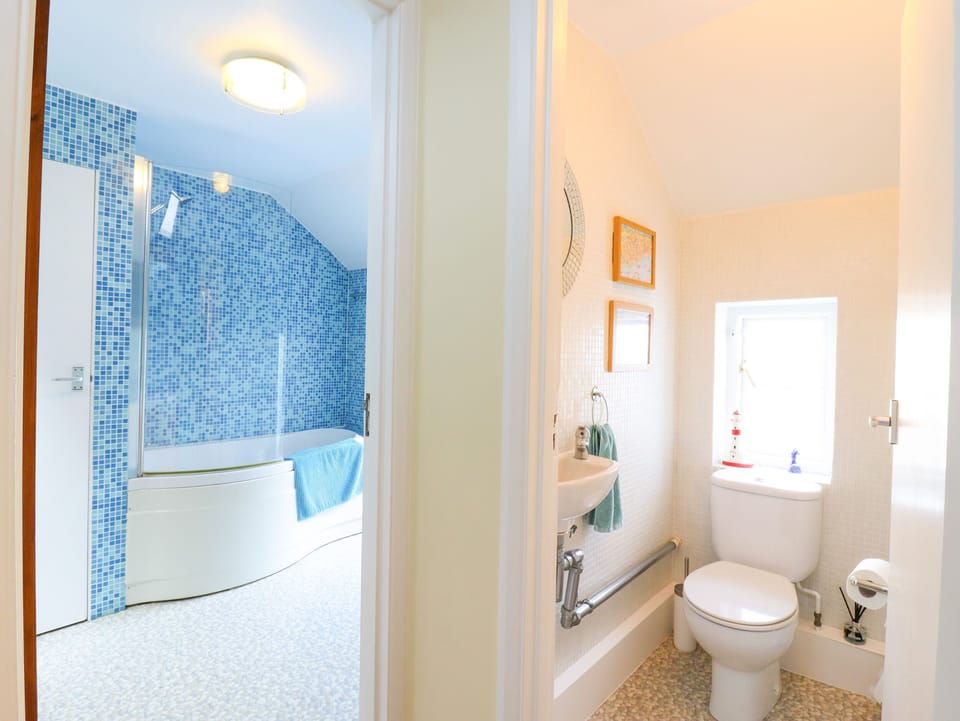 Samphire Cottage in Dover District