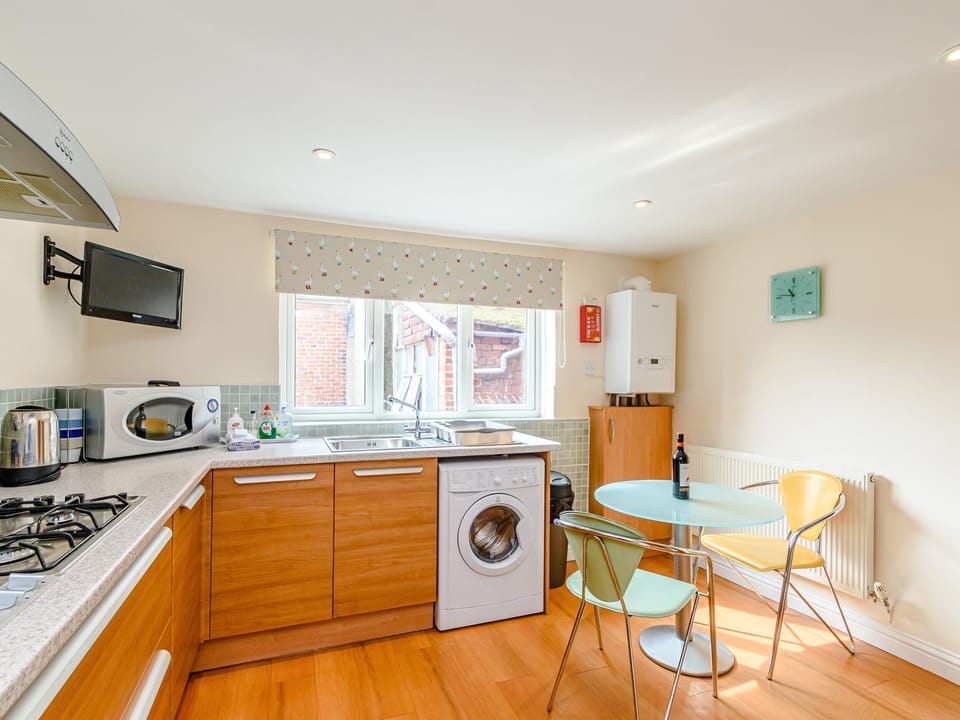 Cottage | Private kitchen | Toaster, cookware/dishes/utensils
