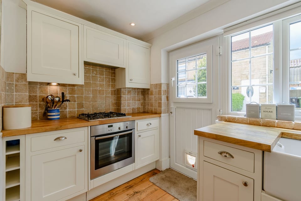 Cottage | Private kitchen | Microwave, stovetop, cookware/dishes/utensils