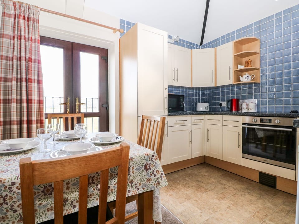 Cottage | Private kitchen | Fridge, microwave, stovetop, toaster
