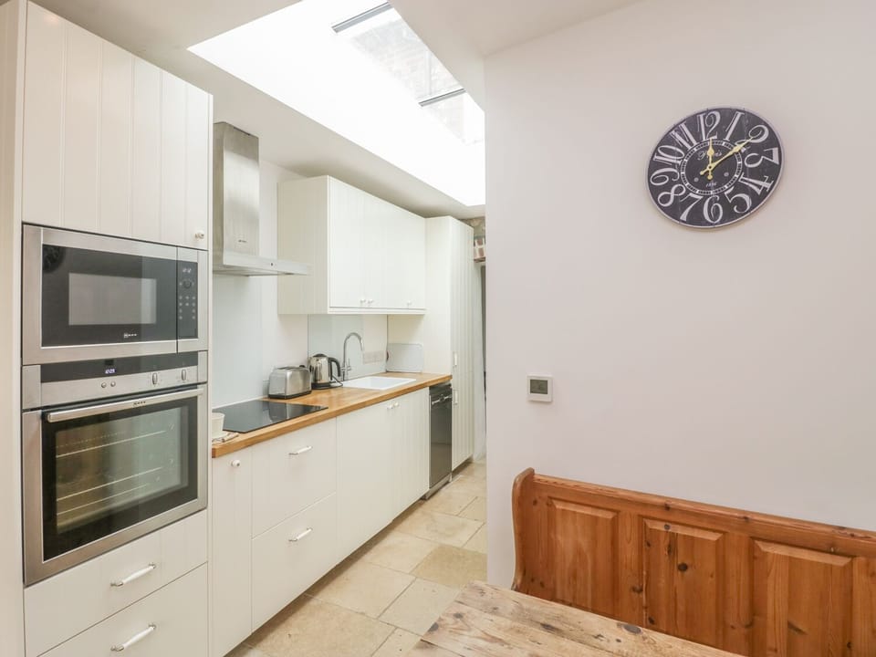 Cottage | Private kitchen | Microwave, stovetop, dishwasher, cookware/dishes/utensils