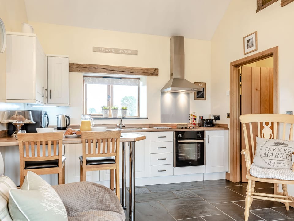 Cottage | Private kitchen | Fridge, microwave, stovetop, cookware/dishes/utensils