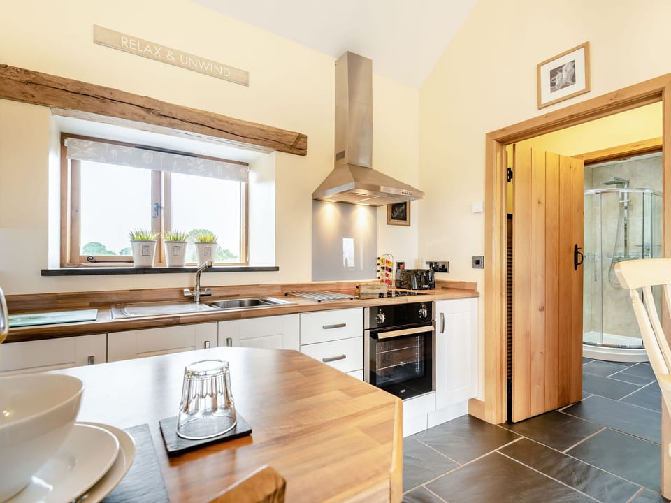 Cottage | Private kitchen | Fridge, microwave, stovetop, cookware/dishes/utensils