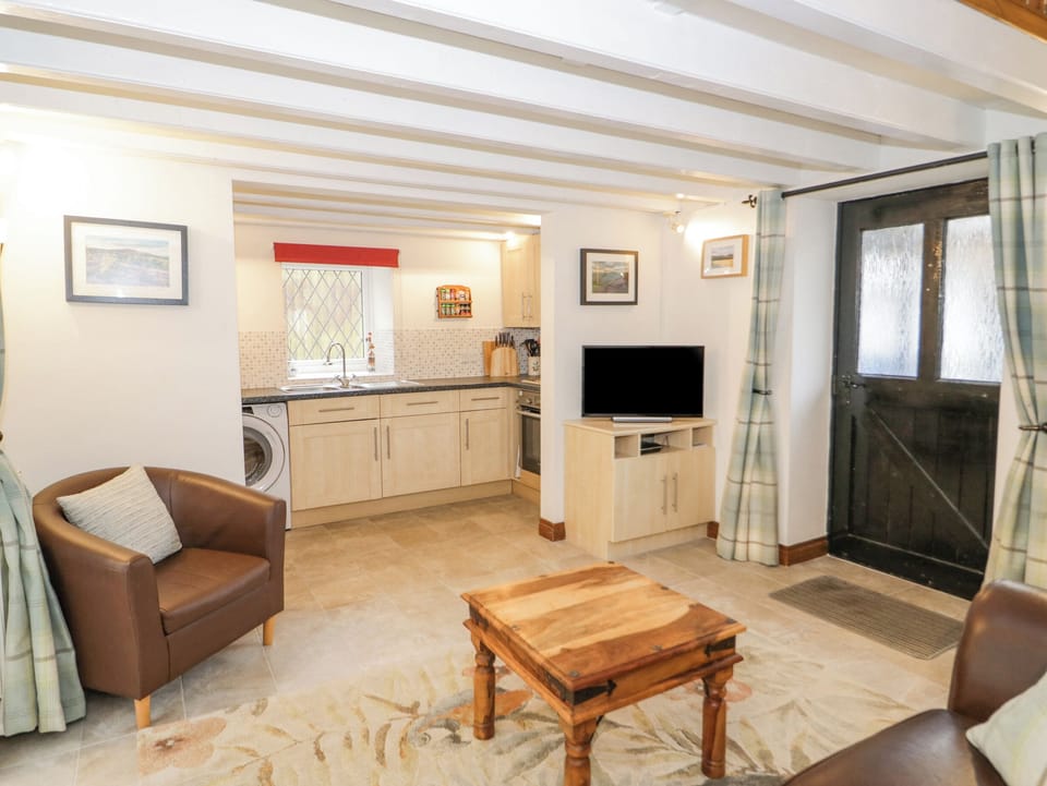 Cottage | Living area | TV