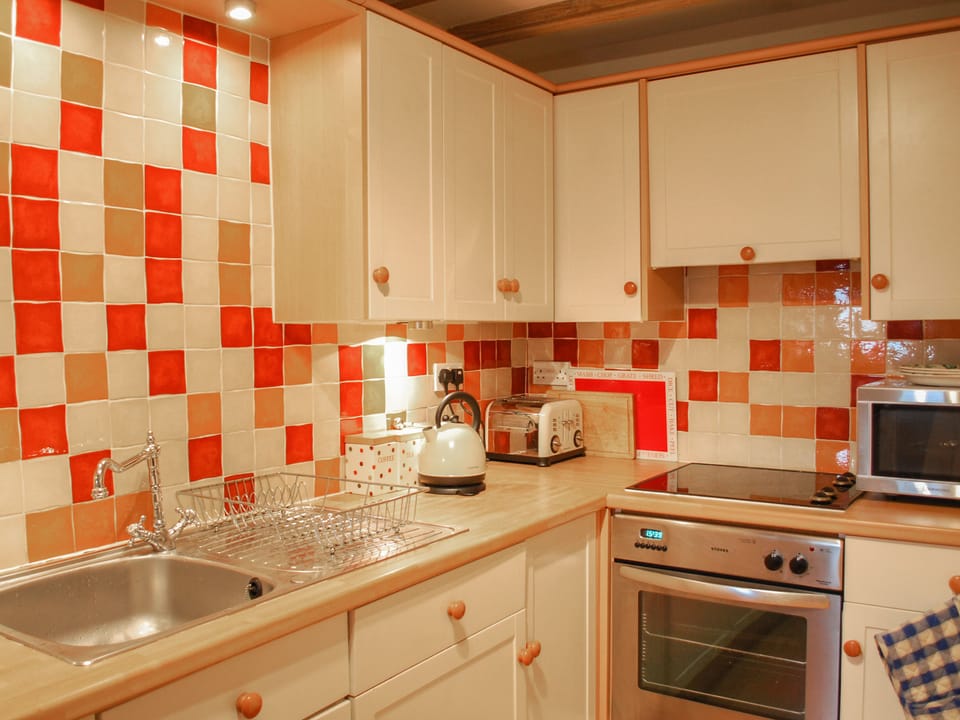 Cottage | Private kitchen | Fridge, cookware/dishes/utensils