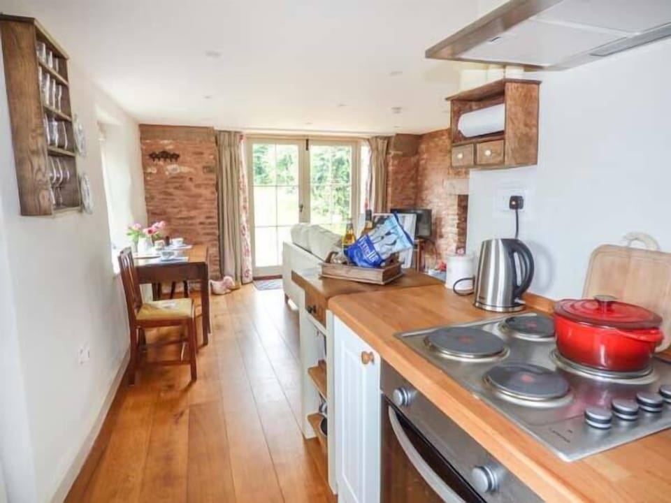 Cottage | Private kitchen | Fridge, microwave, stovetop, cookware/dishes/utensils