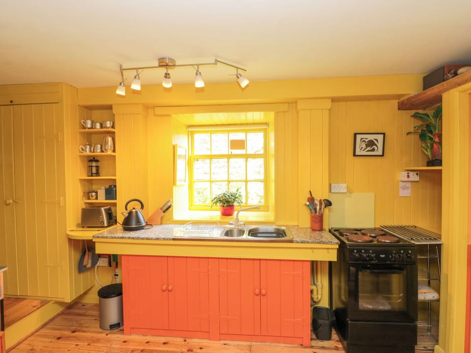 Cottage | Private kitchen | Electric kettle, toaster, cookware/dishes/utensils