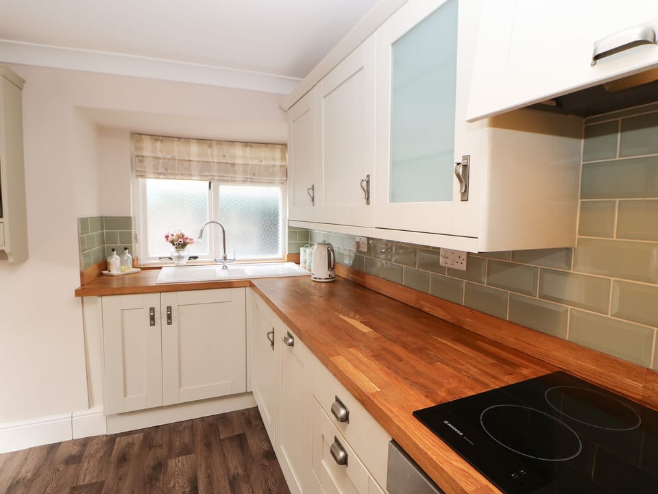 Cottage | Private kitchen | Microwave, stovetop, dishwasher, electric kettle