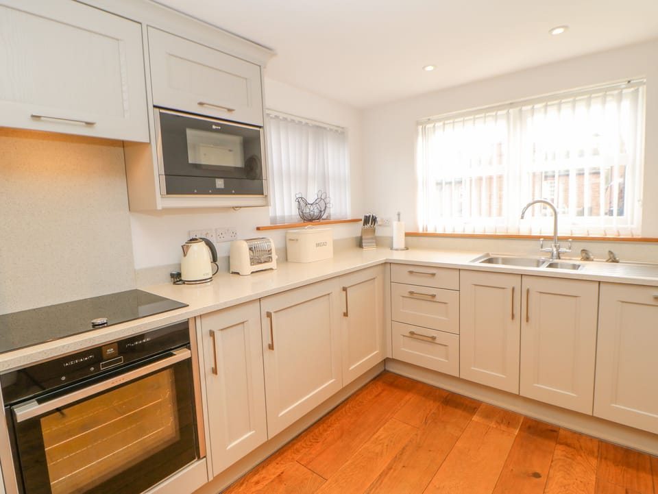 Cottage | Private kitchen | Microwave, stovetop, dishwasher, highchair