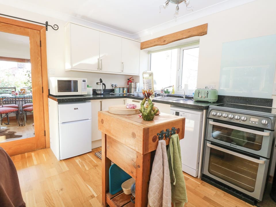 Cottage | Private kitchen | Fridge, microwave, dishwasher, electric kettle