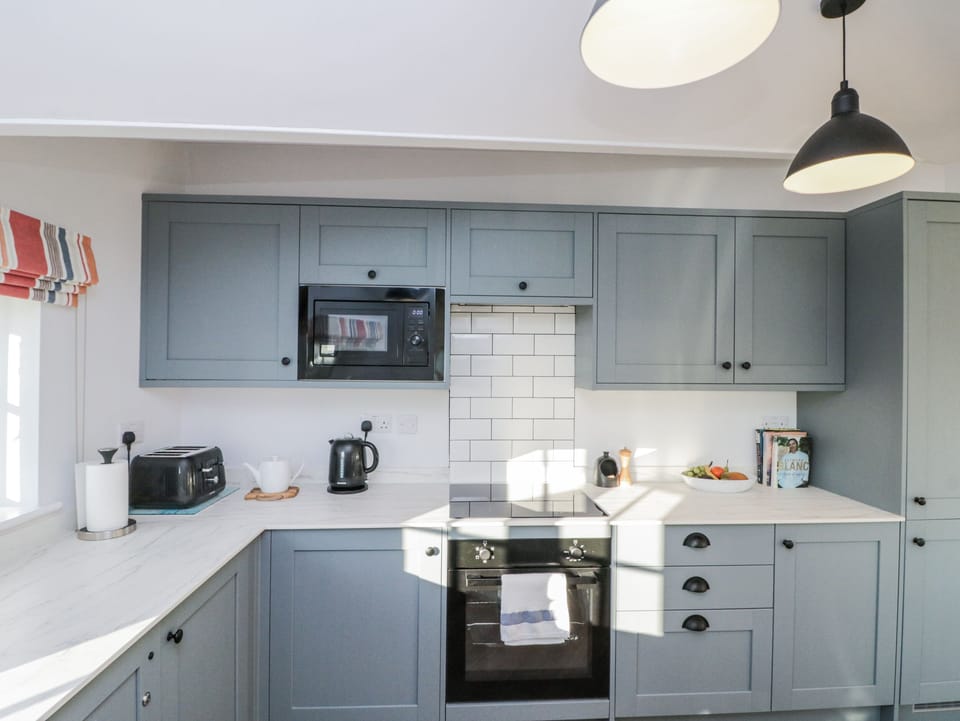 Fridge, microwave, dishwasher, cookware/dishes/utensils