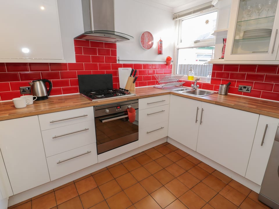 Cottage | Private kitchen | Microwave, stovetop, electric kettle, toaster