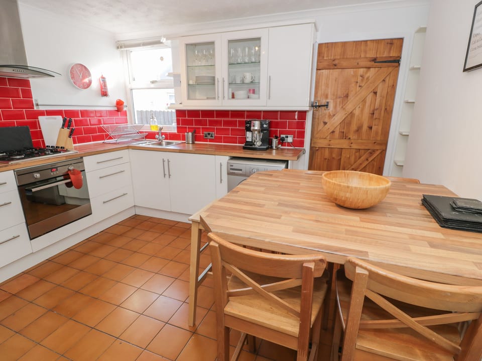 Cottage | Private kitchen | Microwave, stovetop, electric kettle, toaster