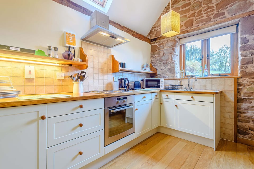 Cottage | Private kitchen | Fridge, microwave, stovetop, cookware/dishes/utensils