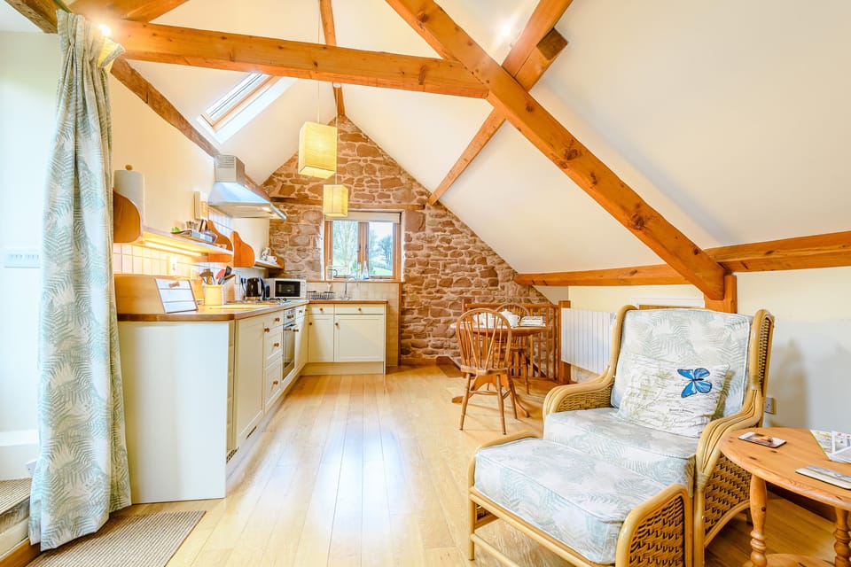 Cottage | Private kitchen | Fridge, microwave, stovetop, cookware/dishes/utensils