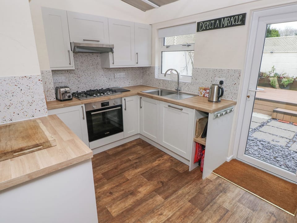 Cottage | Private kitchen | Microwave, stovetop, dishwasher, cookware/dishes/utensils