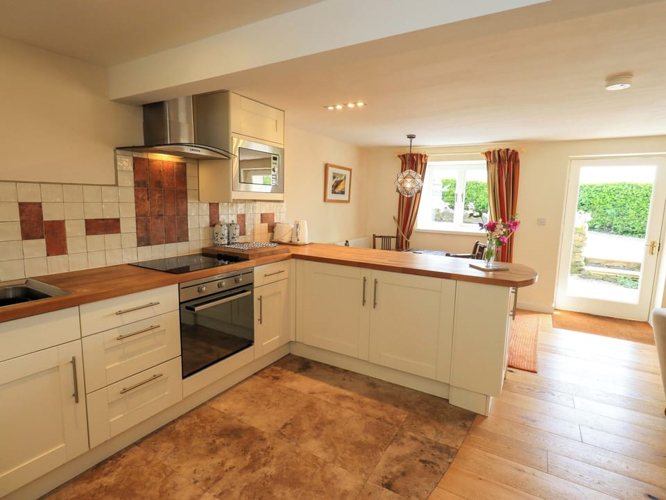 Cottage | Private kitchen | Microwave, stovetop, dishwasher, cookware/dishes/utensils