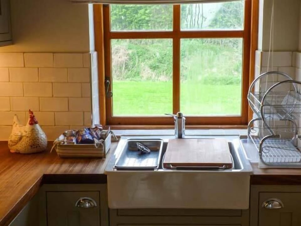 Cottage | Private kitchen | Fridge, microwave, cookware/dishes/utensils