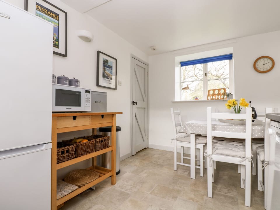 Cottage | Private kitchen | Dishwasher, electric kettle, toaster, highchair
