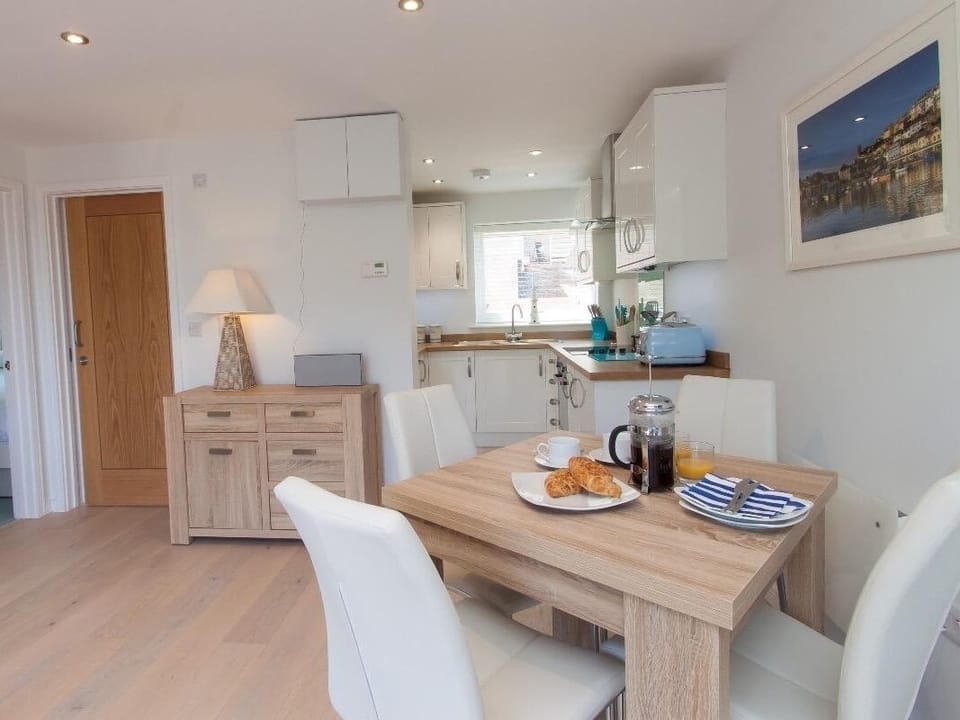 Cottage | Private kitchen | Dishwasher, electric kettle, toaster, cookware/dishes/utensils