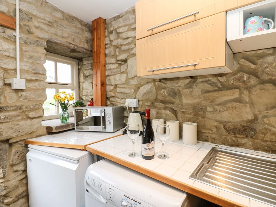 Cottage | Private kitchen | Fridge, microwave, stovetop, cookware/dishes/utensils