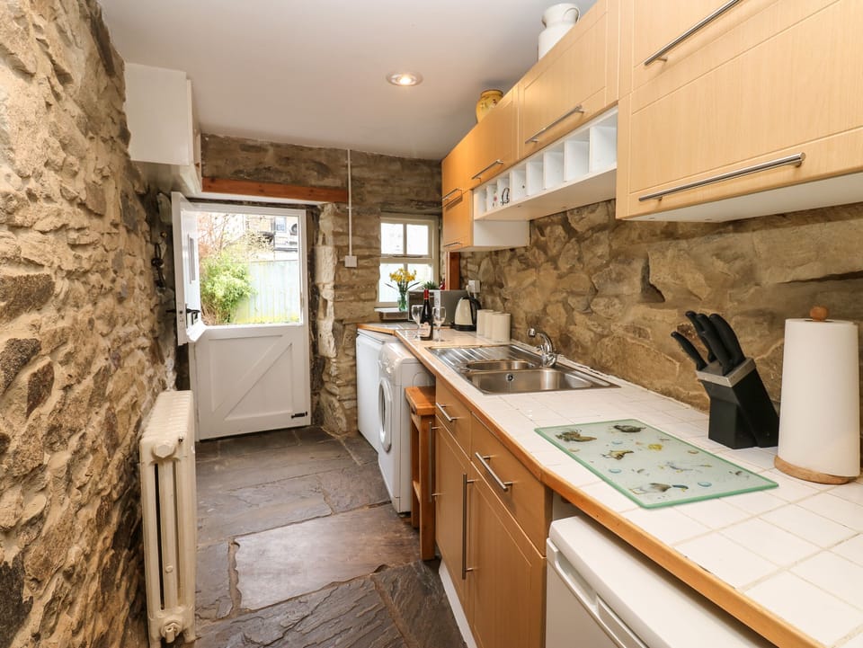 Cottage | Private kitchen | Fridge, microwave, stovetop, cookware/dishes/utensils