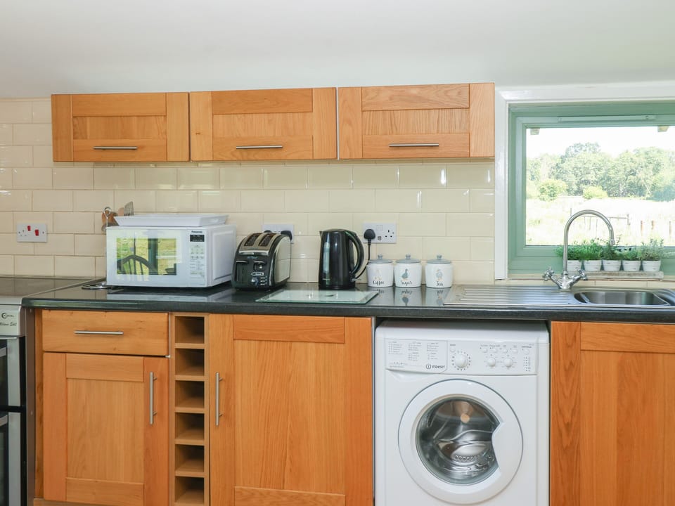 Cottage | Private kitchen | Dishwasher, cookware/dishes/utensils