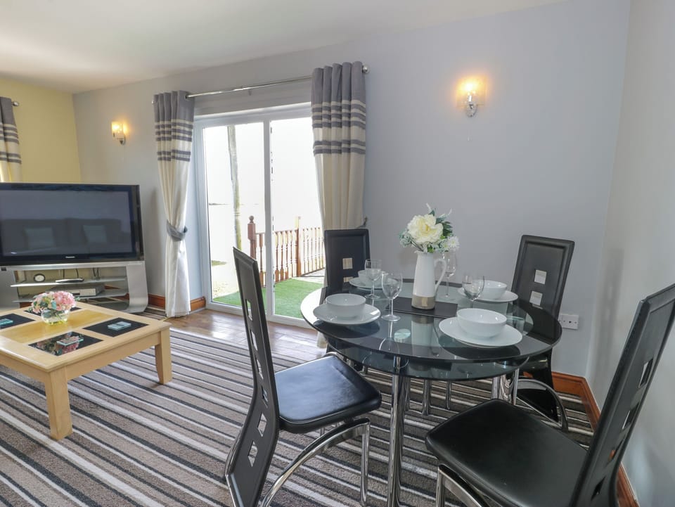 Cottage | Dining