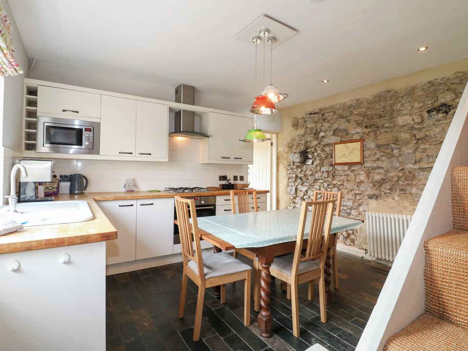 Cottage | Private kitchen | Microwave, stovetop, cookware/dishes/utensils
