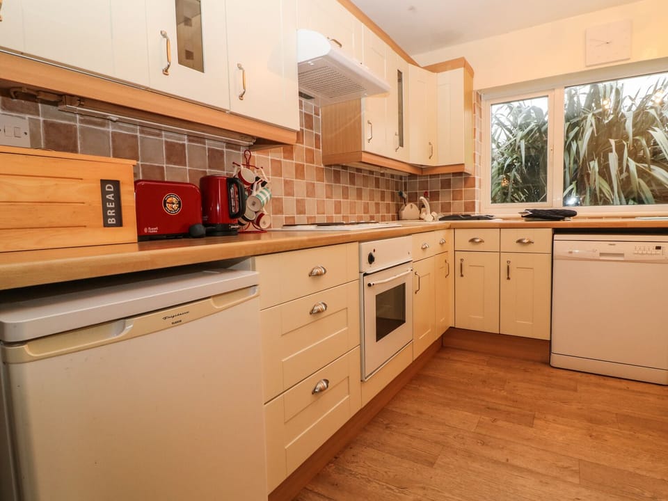 Cottage | Private kitchen | Fridge, microwave, stovetop, dishwasher